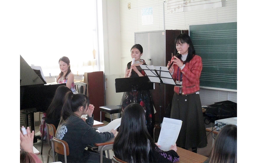 校長先生とリコーダー共演の様子