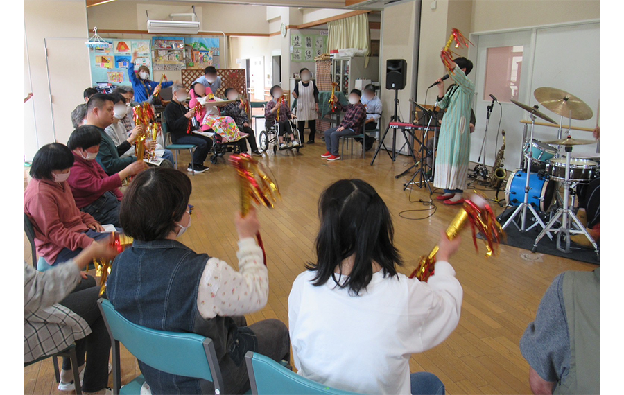 障がい者福祉施設にて演奏会