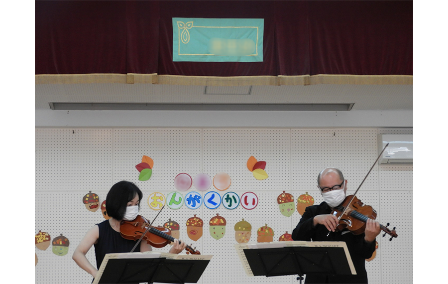 幼稚園でのコンサート（2）ヴァイオリンとヴィオラの二重奏