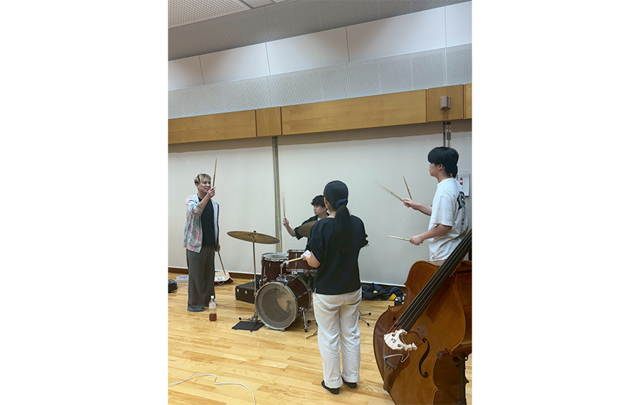 ドラマー柿崎氏からドラム演奏法を学ぶ