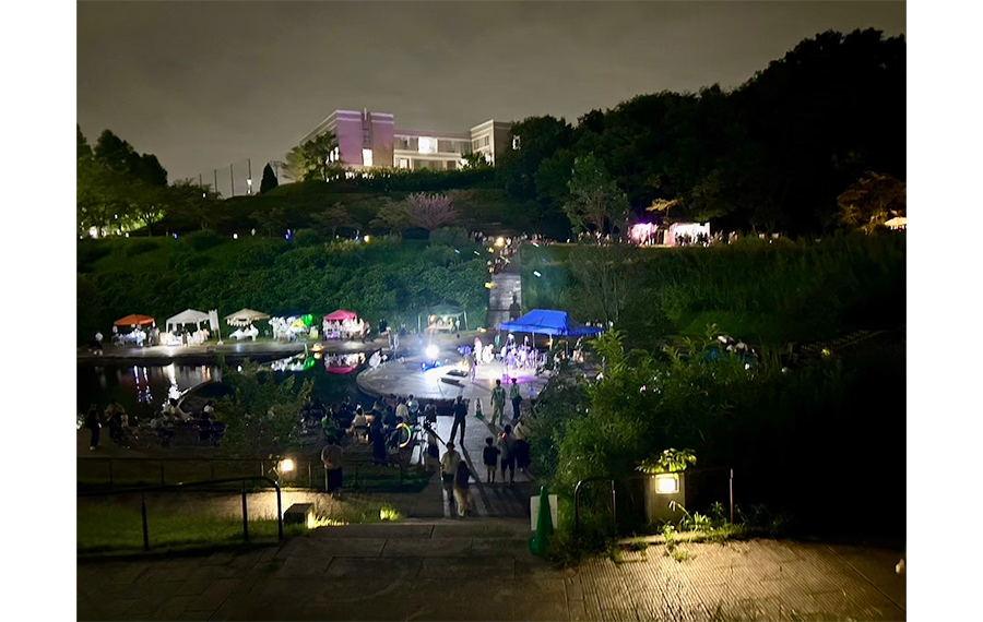 遠方より見たお祭り会場の風景