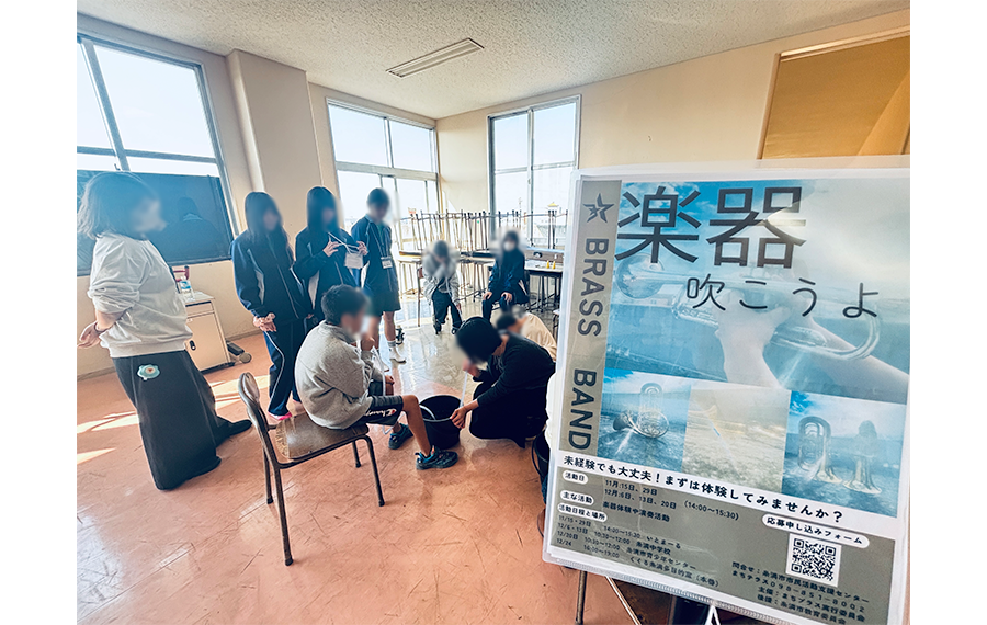 現役の吹奏楽部生が初心者にレクチャーする様子
