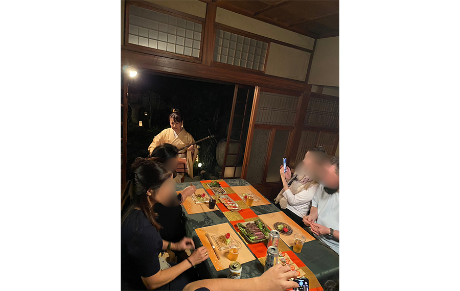 泉庵にて外国の方の食事会での演奏の様子
